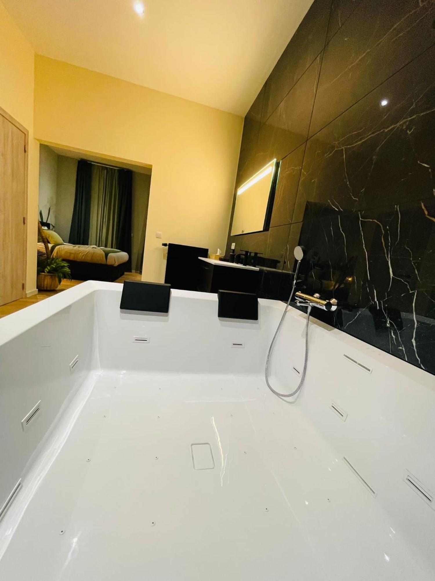 Appartement Exotique Avec Bain Balneo Liege Exterior photo